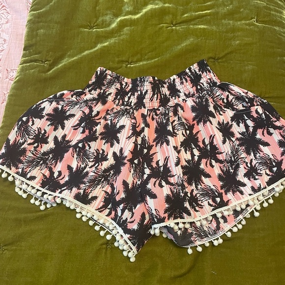 MISS Me Pom Pom Shorts - Picture 2 of 6